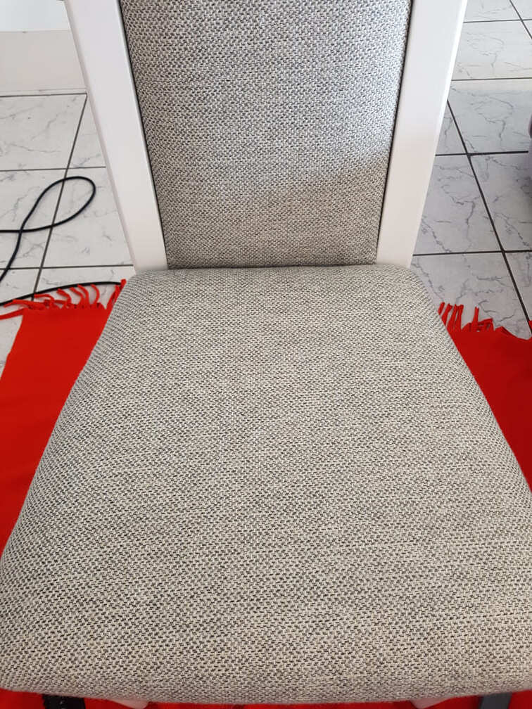 Wyprana tapicerka krzesła - zbliżenie