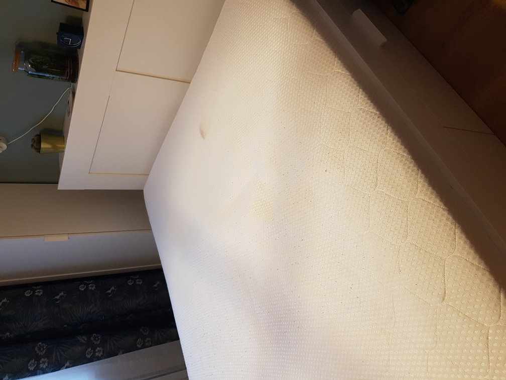 Czyszczenie tapicerki na ściance i pranie materaca w ciężarówce VOLVO